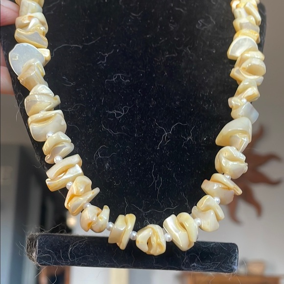 Vintage mother of pearl  Elegant Cream Shell chip Necklace - Picture 1 of 4